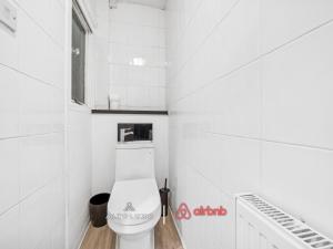 Timber House Spacious & Modern 6BR House By AltoLuxo Short Lets & Serviced Accommodation With Free WiFi & Parking