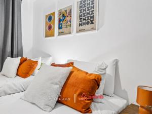 Timber House Spacious & Modern 6BR House By AltoLuxo Short Lets & Serviced Accommodation With Free WiFi & Parking