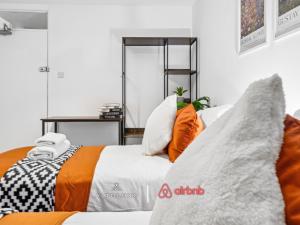 Timber House Spacious & Modern 6BR House By AltoLuxo Short Lets & Serviced Accommodation With Free WiFi & Parking