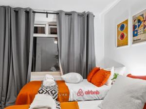 Timber House Spacious & Modern 6BR House By AltoLuxo Short Lets & Serviced Accommodation With Free WiFi & Parking