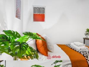 Timber House Spacious & Modern 6BR House By AltoLuxo Short Lets & Serviced Accommodation With Free WiFi & Parking