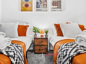 Timber House Spacious & Modern 6BR House By AltoLuxo Short Lets & Serviced Accommodation With Free WiFi & Parking