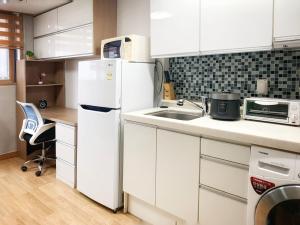 Yeondaedongmun House D