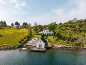 Sommerhytte med utsikt og båt