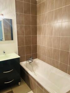 "Les Pâturages" Chanas - Maison Entière proche A7, 2 Chambres, 4 Personnes, Jardin Privé, Piscine & BBQ