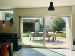 "Les Pâturages" Chanas - Maison Entière proche A7, 2 Chambres, 4 Personnes, Jardin Privé, Piscine & BBQ