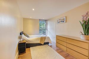 Bright 1-Bedroom Apartment in E14