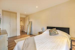 Bright 1-Bedroom Apartment in E14