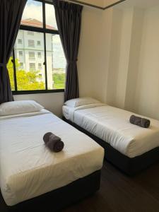 Costa Mahkota pool view 2 bedroom, 600mbps wifi, new matress Sept25