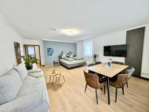 NEU I 2 Schlafzimmer für bis zu 8 Gäste mit schönem Balkon und privatem Stellplatz unmittelbar an der Mosel