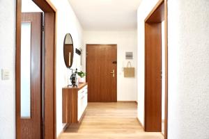 NEU I 2 Schlafzimmer für bis zu 8 Gäste mit schönem Balkon und privatem Stellplatz unmittelbar an der Mosel