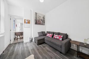 The Belle Spacious 6 Bedroom By AltoLuxo Short Lets & Serviced Accommodation With Free WiFi & Parking