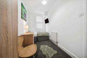 The Belle Spacious 6 Bedroom By AltoLuxo Short Lets & Serviced Accommodation With Free WiFi & Parking