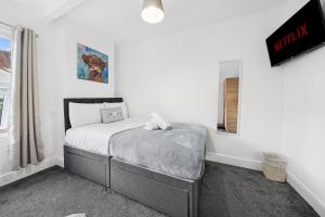 The Belle Spacious 6 Bedroom By AltoLuxo Short Lets & Serviced Accommodation With Free WiFi & Parking