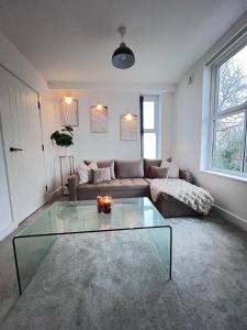 Modern Luxury Escape Suite In The Heart of Urmston Town Centre