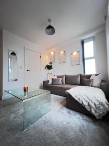 Modern Luxury Escape Suite In The Heart of Urmston Town Centre