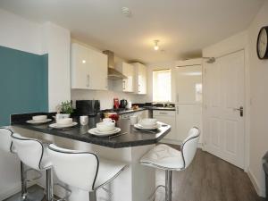 Homington House By N And N Stays, Perfect for Contractors and Workers, Private off road Parking for 2 vehicles, Fast Wifi