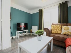 Homington House By N And N Stays, Perfect for Contractors and Workers, Private off road Parking for 2 vehicles, Fast Wifi