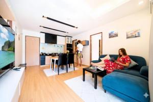 Hillside 2BR Apartment with Pool & Gym 5 Min to Kamala Beach 48RK