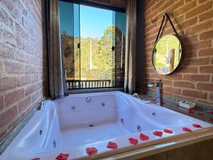 Chalé Embahu com Hidromassagem e Lareira