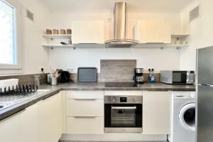 Beautiful T2 large terrace near Center & sea