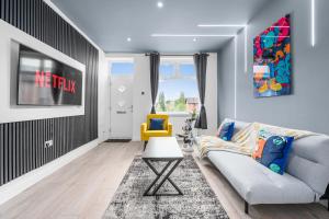 Sleek & Sunny 2BR -The Gallery House - Sleeps 5 - Family Friendly