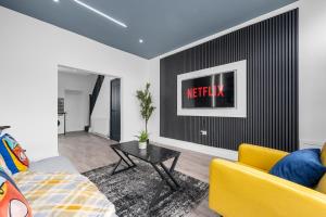 Stylish Gallery House with Natural Light Sleeps 5