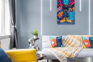 Sleek & Sunny 2BR -The Gallery House - Sleeps 5 - Family Friendly