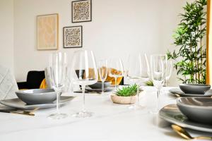 Stylish Ealing Apt -Near Tube - Ideal For Family&Group Stay