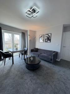 SandyCroft- Secure gated Parking & Close To Airport