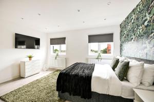 Ealing Broadway Apartment- Near Tube Station -WIFI- Netflix