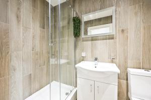 Ealing Broadway Apartment- Near Tube Station -WIFI- Netflix