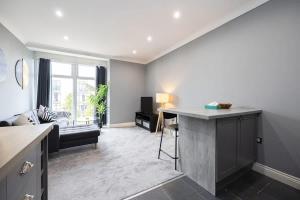 The Sharston - Free Parking & Close To Airport