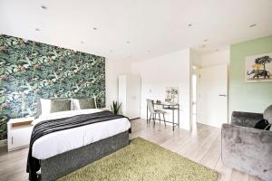 Ealing Broadway Apartment- Near Tube Station -WIFI- Netflix