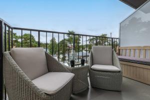 Granatowe Studio Blisko Morza w Międzywodziu z Umeblowanym Balkonem by Noclegi Renters