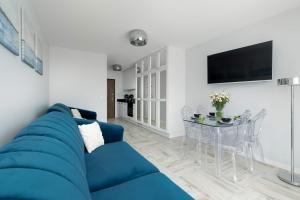 Granatowe Studio Blisko Morza w Międzywodziu z Umeblowanym Balkonem by Noclegi Renters