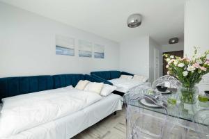 Granatowe Studio Blisko Morza w Międzywodziu z Umeblowanym Balkonem by Noclegi Renters