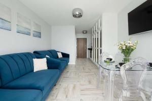 Granatowe Studio Blisko Morza w Międzywodziu z Umeblowanym Balkonem by Noclegi Renters