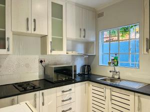 Ocean Breeze Inn Deluxe Apartment