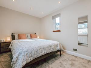 The Modern and Bright Warwick Way Apartment