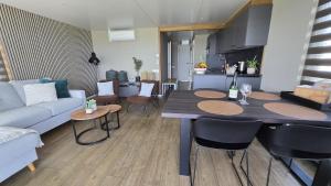 Castalia Houseboat met uitzicht over het Sneekermeer