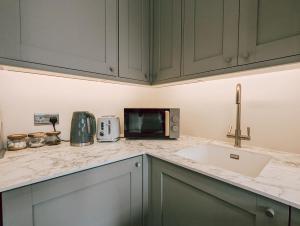 The Modern and Bright Warwick Way Apartment