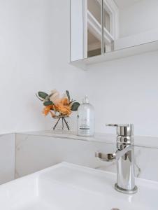 The Modern and Bright Warwick Way Apartment