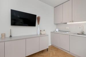 Jasny Apartament dla 6 Osób w Gdyni, 2 Sypialnie i Balkon by Noclegi Renters