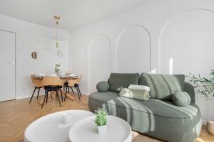 Jasny Apartament dla 6 Osób w Gdyni, 2 Sypialnie i Balkon by Noclegi Renters