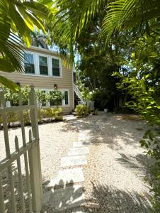 Newly Renovated 1 BDR 5 min to Palm Beach