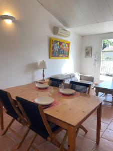 Haut de villa Chloé - Cosy avec clim, terrasse & parking privé, Sanary