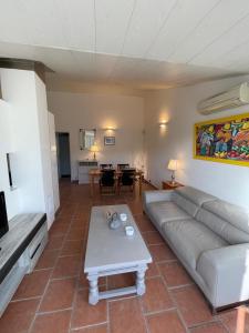 Haut de villa Chloé - Cosy avec clim, terrasse & parking privé, Sanary