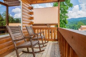 Dancing Bear Hideaway - Outdoor Hot Tub, Screened-In Deck, + Access to Community Amenities