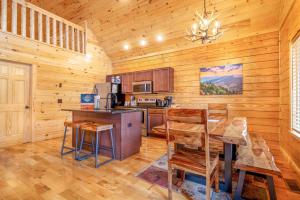 Dancing Bear Hideaway - Outdoor Hot Tub, Screened-In Deck, + Access to Community Amenities